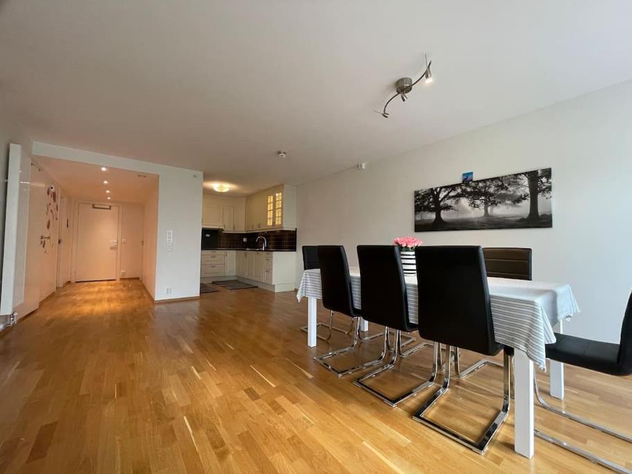 3 Sleeping Rooms For 82M2 Which Direct Traffic To Airport And City Center Bergen Exterior photo